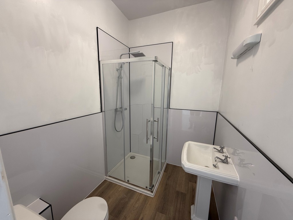 Lot: 172 - DETACHED HOUSE WITH STUNNING VIEWS - En-suite shower room